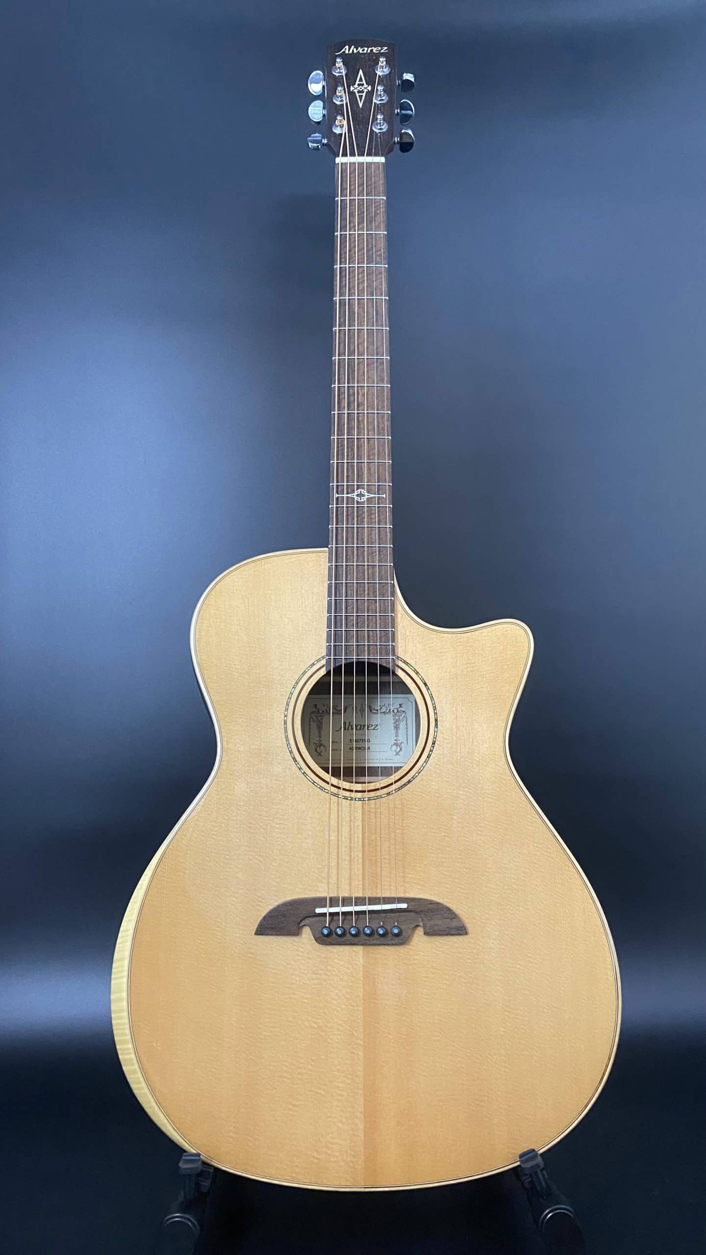 Alvarez AG70CE Artist Series GA  (Sitka / Walnut)